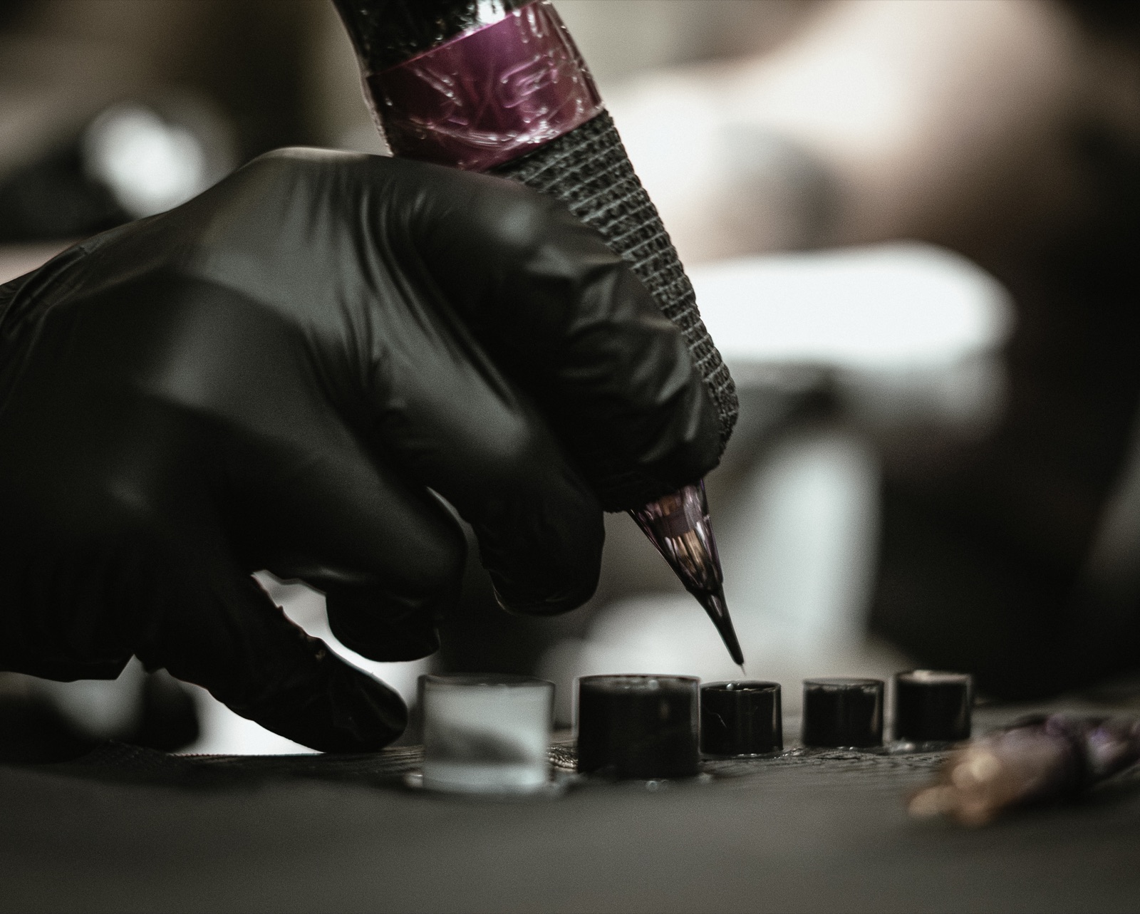 Aguja de tatuaje en primer plano, atelier SACRAVM